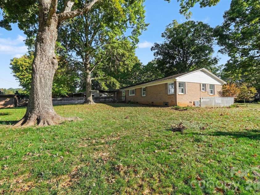 225 Edgewood Drive, Statesville, NC 28625.  MLS# CAR4436443, YatesRealty ID 58407. 