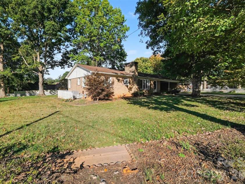 225 Edgewood Drive, Statesville, NC 28625.  MLS# CAR4436443, YatesRealty ID 58407. 