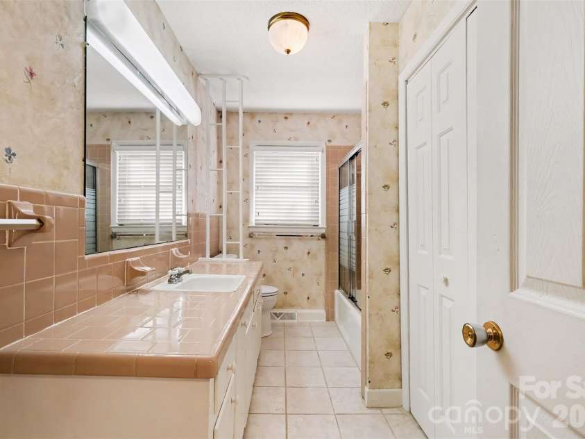 225 Edgewood Drive, Statesville, NC 28625.  MLS# CAR4436443, YatesRealty ID 58407. Hall Bath
