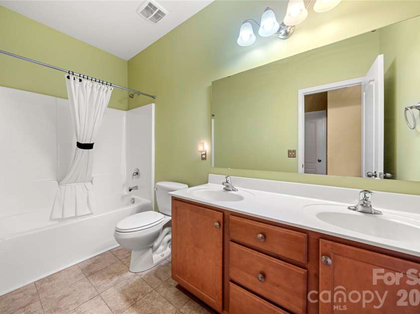 14719 Glenduff Place, Charlotte, NC 28278.  MLS# CAR4437576, YatesRealty ID 58416. 2nd Bathroom