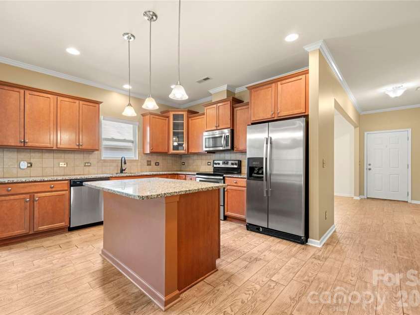 14719 Glenduff Place, Charlotte, NC 28278.  MLS# CAR4437576, YatesRealty ID 58416. Kitchen with Island