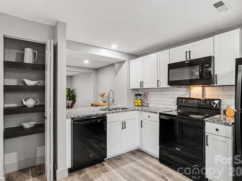 7304 Pebblestone Drive, Charlotte, NC 28212.  MLS# CAR4435000, YatesRealty ID 58421. 