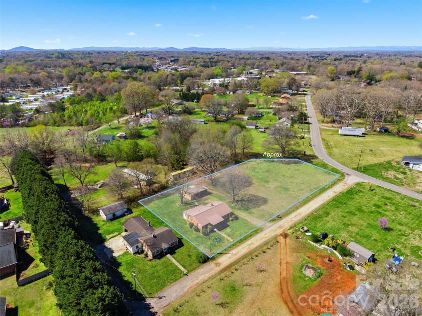 2421 35th Street Court, Hickory, NC 28601.  MLS# CAR4408719, YatesRealty ID 5843. 