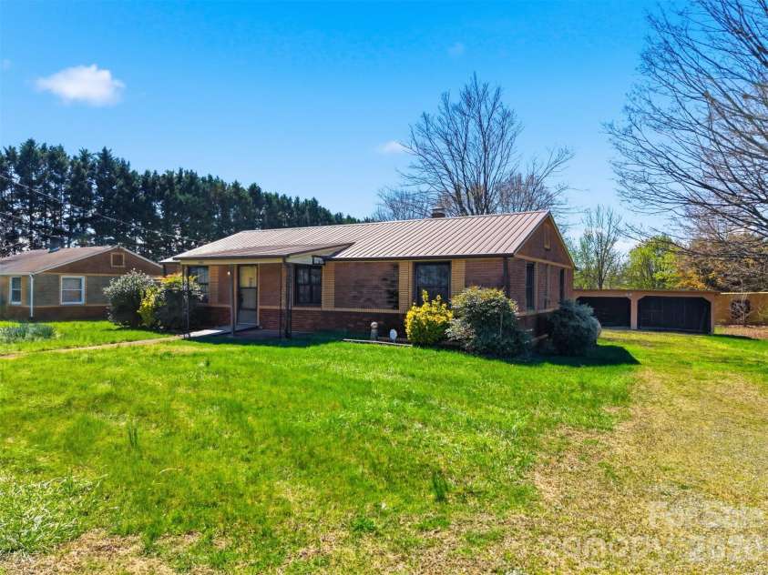 2421 35th Street Court, Hickory, NC 28601.  MLS# CAR4408719, YatesRealty ID 5843. 