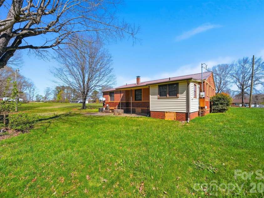 2421 35th Street Court, Hickory, NC 28601.  MLS# CAR4408719, YatesRealty ID 5843. 