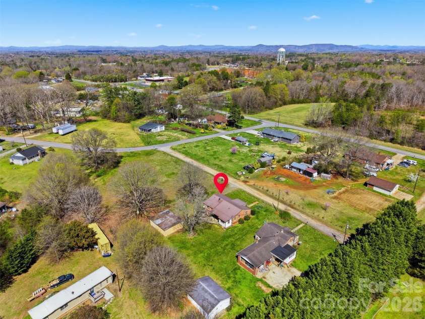 2421 35th Street Court, Hickory, NC 28601.  MLS# CAR4408719, YatesRealty ID 5843. 