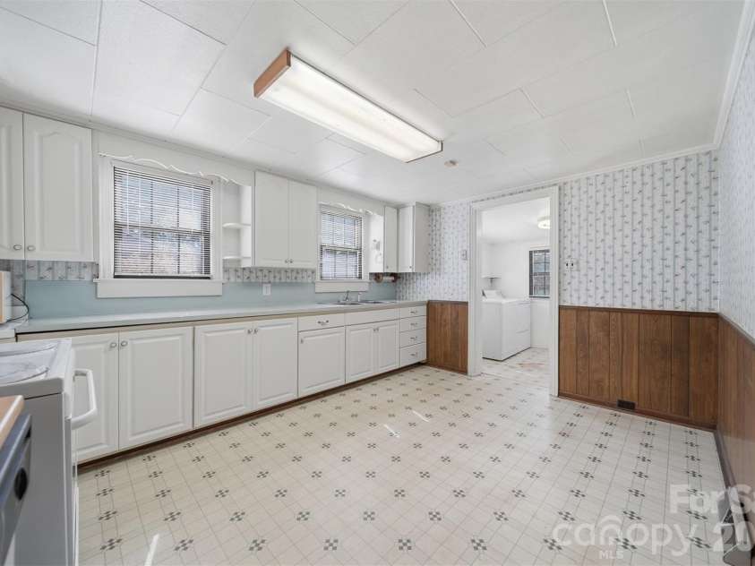 2421 35th Street Court, Hickory, NC 28601.  MLS# CAR4408719, YatesRealty ID 5843. 