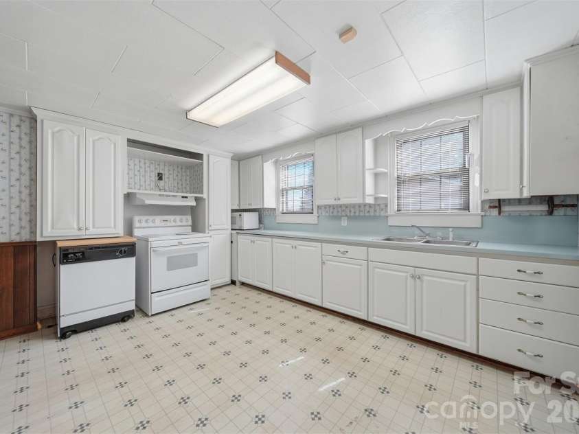 2421 35th Street Court, Hickory, NC 28601.  MLS# CAR4408719, YatesRealty ID 5843. 