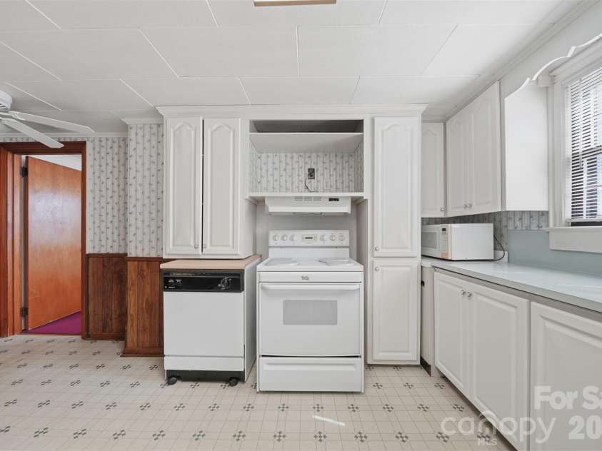 2421 35th Street Court, Hickory, NC 28601.  MLS# CAR4408719, YatesRealty ID 5843. 