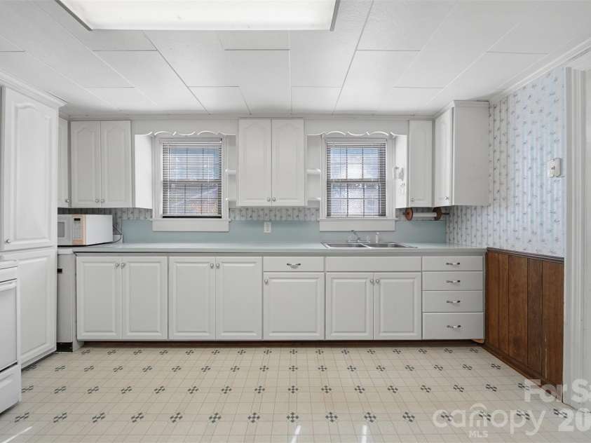 2421 35th Street Court, Hickory, NC 28601.  MLS# CAR4408719, YatesRealty ID 5843. 