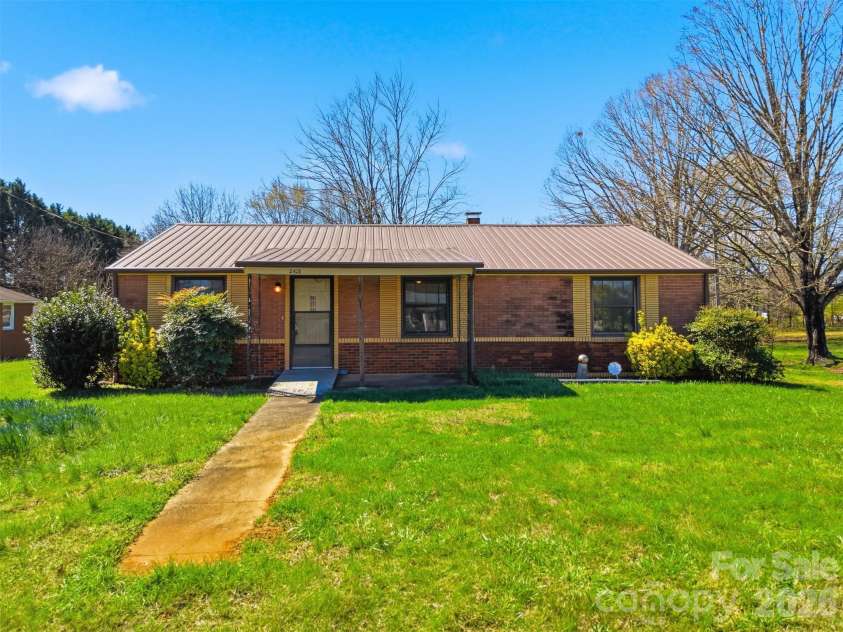 2421 35th Street Court, Hickory, NC 28601.  MLS# CAR4408719, YatesRealty ID 5843. 
