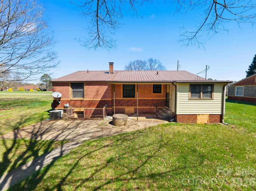 2421 35th Street Court, Hickory, NC 28601.  MLS# CAR4408719, YatesRealty ID 5843. 
