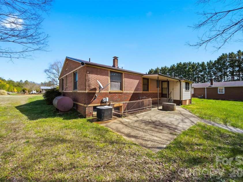 2421 35th Street Court, Hickory, NC 28601.  MLS# CAR4408719, YatesRealty ID 5843. 