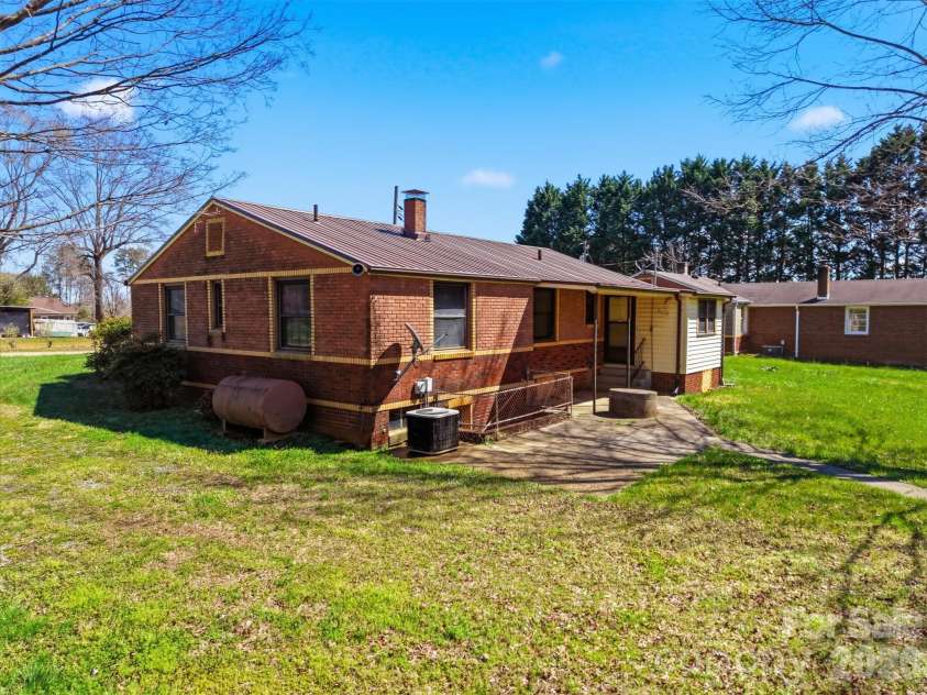 2421 35th Street Court, Hickory, NC 28601.  MLS# CAR4408719, YatesRealty ID 5843. 