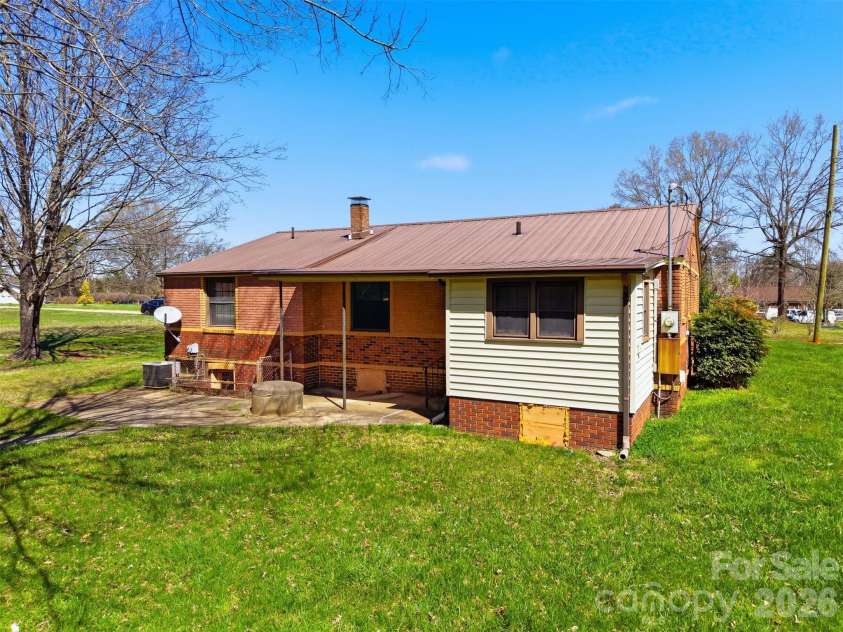 2421 35th Street Court, Hickory, NC 28601.  MLS# CAR4408719, YatesRealty ID 5843. 
