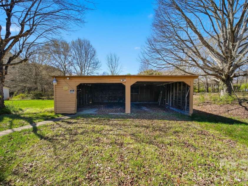 2421 35th Street Court, Hickory, NC 28601.  MLS# CAR4408719, YatesRealty ID 5843. 