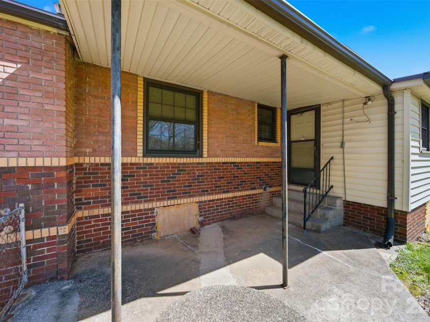 2421 35th Street Court, Hickory, NC 28601.  MLS# CAR4408719, YatesRealty ID 5843. 