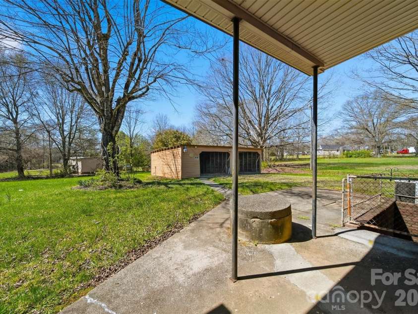 2421 35th Street Court, Hickory, NC 28601.  MLS# CAR4408719, YatesRealty ID 5843. 