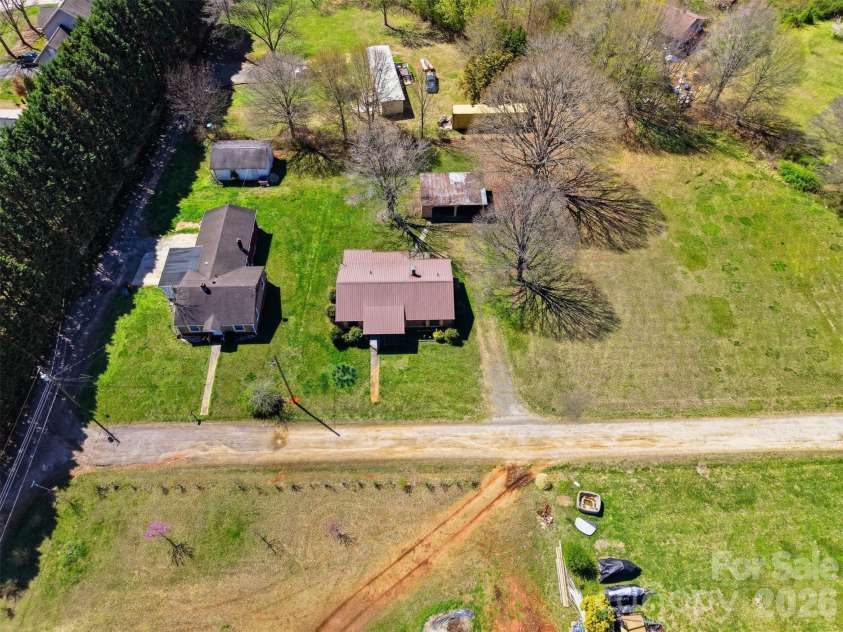 2421 35th Street Court, Hickory, NC 28601.  MLS# CAR4408719, YatesRealty ID 5843. 