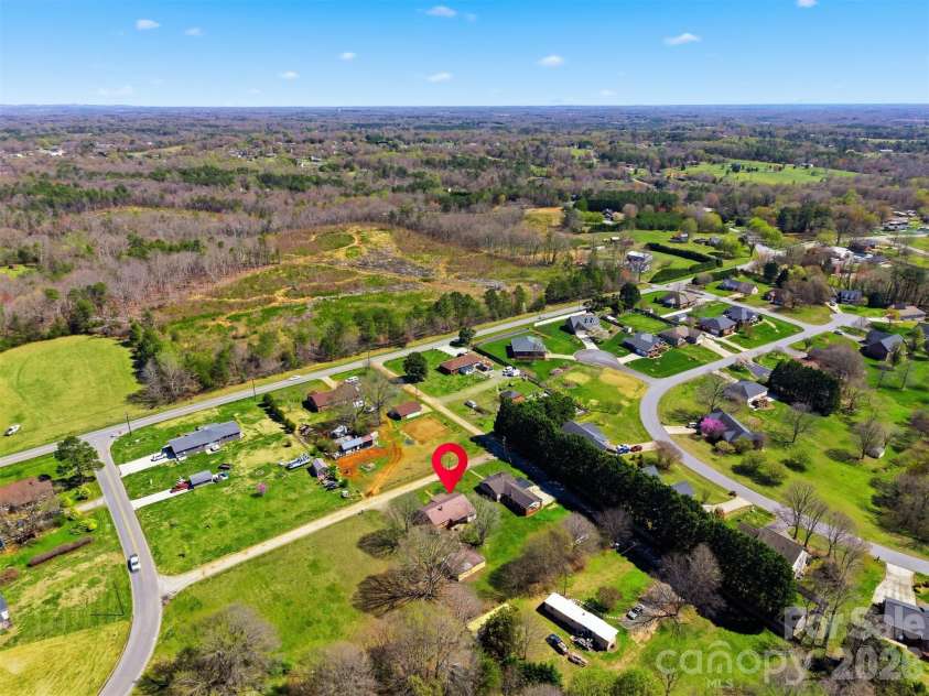 2421 35th Street Court, Hickory, NC 28601.  MLS# CAR4408719, YatesRealty ID 5843. 
