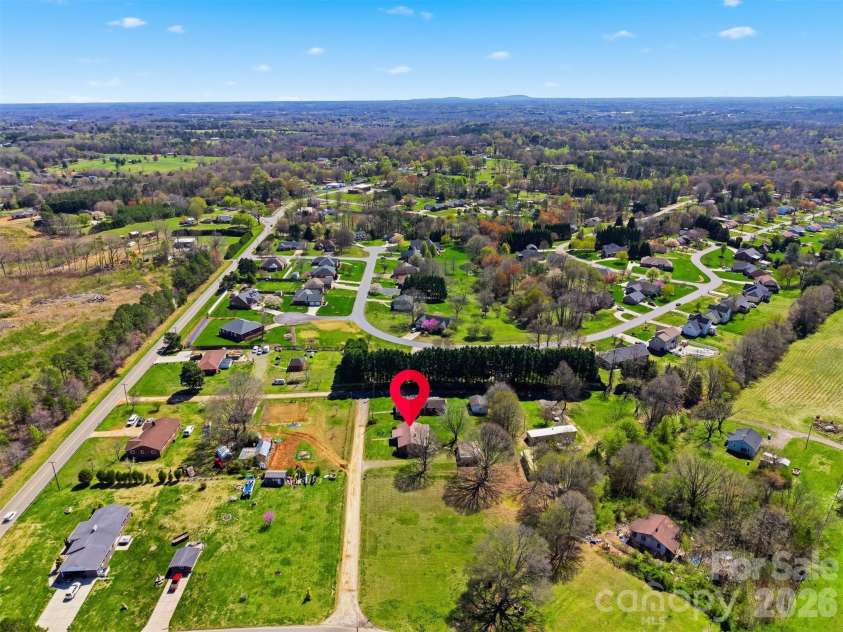 2421 35th Street Court, Hickory, NC 28601.  MLS# CAR4408719, YatesRealty ID 5843. 