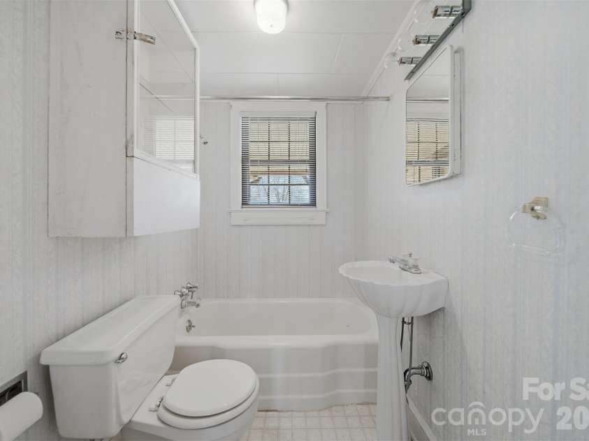 2421 35th Street Court, Hickory, NC 28601.  MLS# CAR4408719, YatesRealty ID 5843. Full Bath 2
