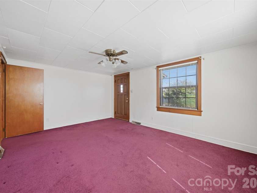 2421 35th Street Court, Hickory, NC 28601.  MLS# CAR4408719, YatesRealty ID 5843. LR