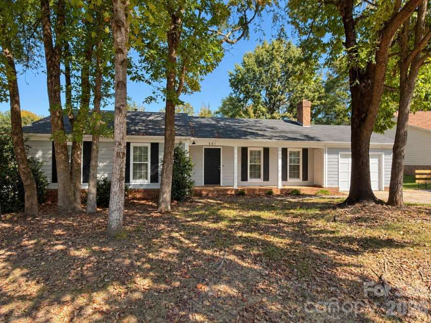 501 Mary Charlotte Drive, Charlotte, NC 28262.  MLS# CAR4437376, YatesRealty ID 58430. 
