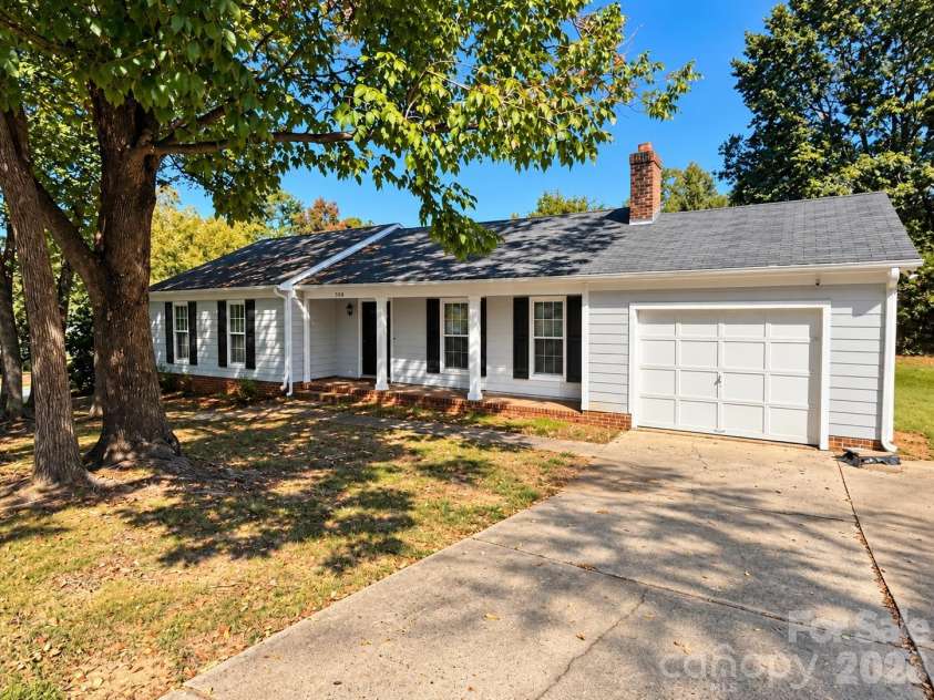 501 Mary Charlotte Drive, Charlotte, NC 28262.  MLS# CAR4437376, YatesRealty ID 58430. 