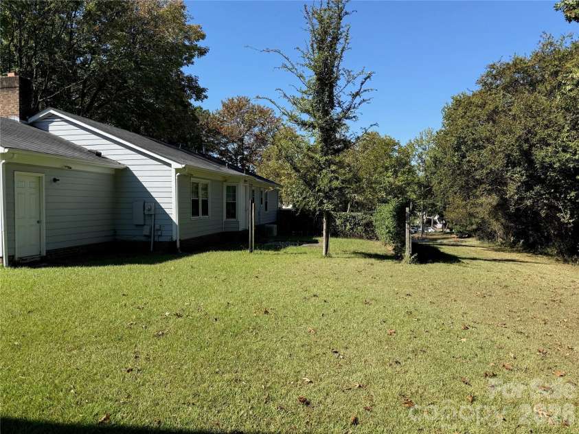 501 Mary Charlotte Drive, Charlotte, NC 28262.  MLS# CAR4437376, YatesRealty ID 58430. 