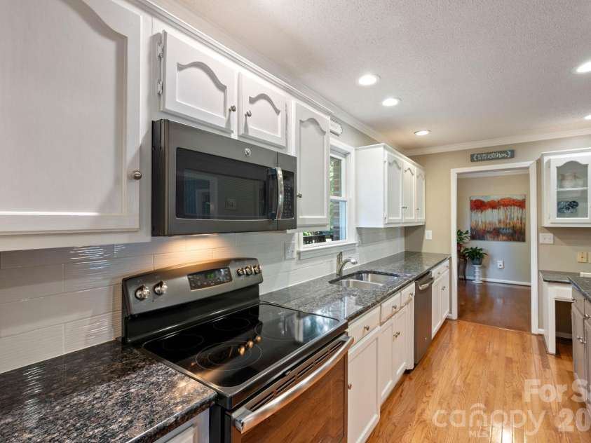 990 Royal Drive, Lincolnton, NC 28092.  MLS# CAR4434784, YatesRealty ID 58433. 