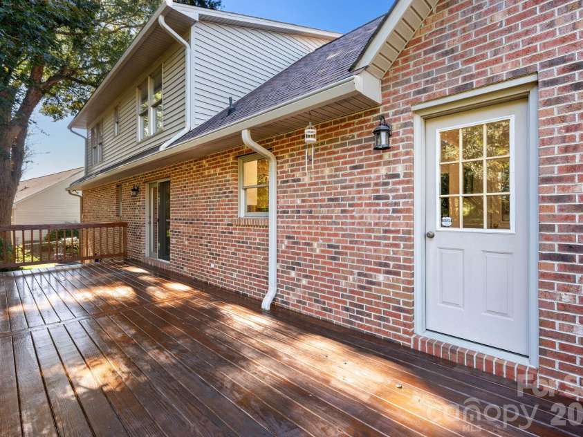 990 Royal Drive, Lincolnton, NC 28092.  MLS# CAR4434784, YatesRealty ID 58433. 
