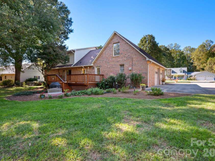 990 Royal Drive, Lincolnton, NC 28092.  MLS# CAR4434784, YatesRealty ID 58433. 