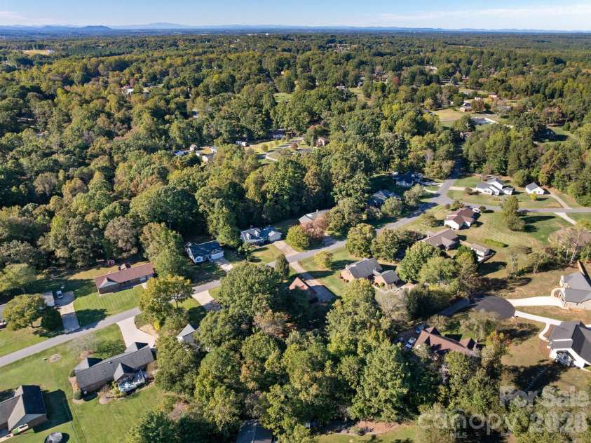 990 Royal Drive, Lincolnton, NC 28092.  MLS# CAR4434784, YatesRealty ID 58433. 