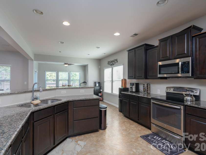 5214 Elementary View Drive, Charlotte, NC 28269.  MLS# CAR4432074, YatesRealty ID 58434. 