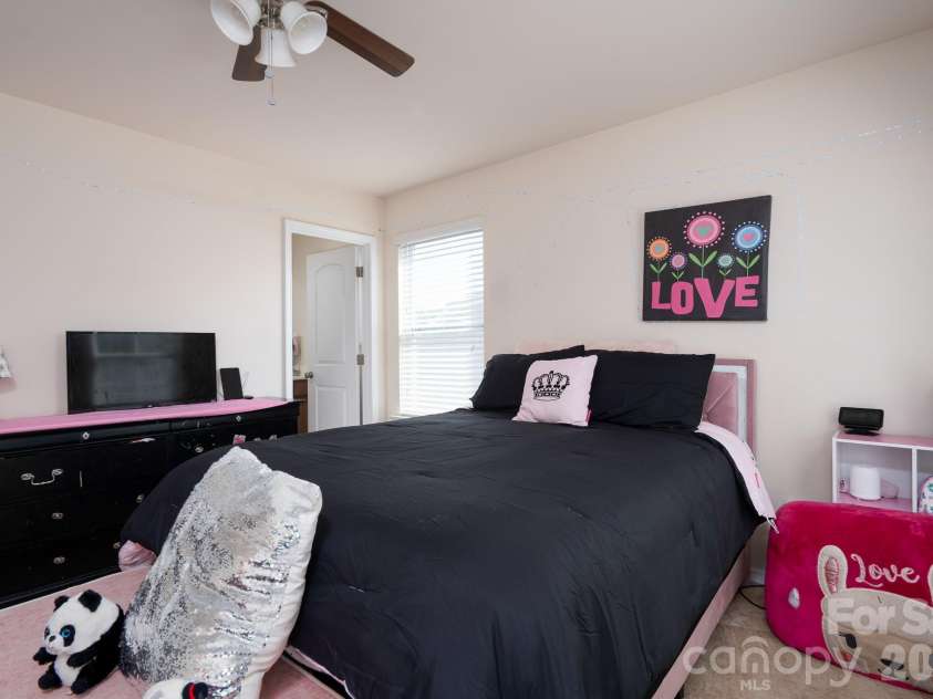 5214 Elementary View Drive, Charlotte, NC 28269.  MLS# CAR4432074, YatesRealty ID 58434. 
