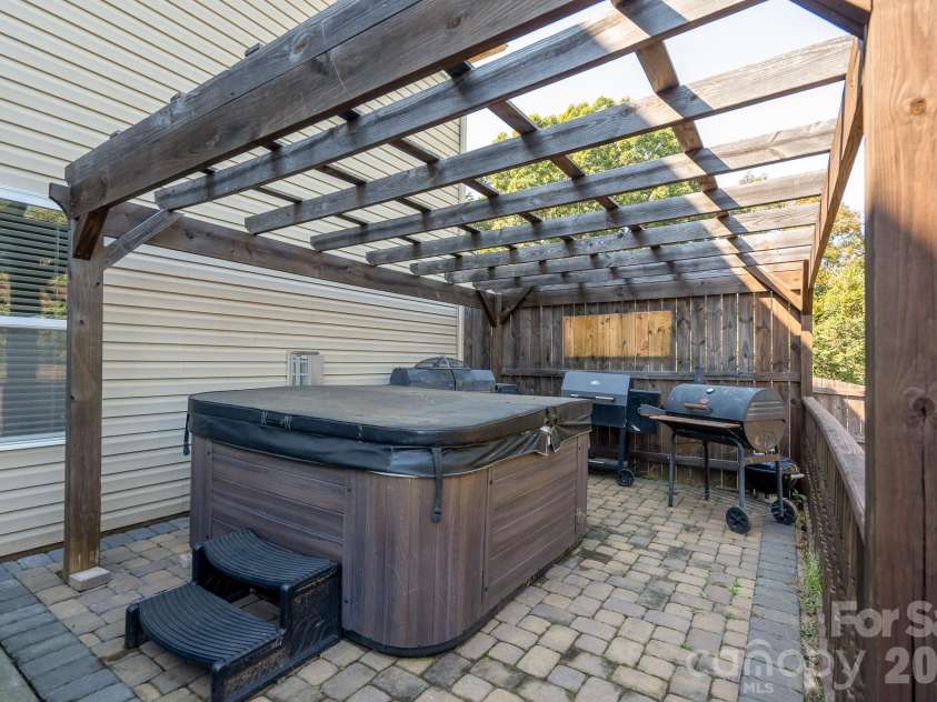5214 Elementary View Drive, Charlotte, NC 28269.  MLS# CAR4432074, YatesRealty ID 58434. 