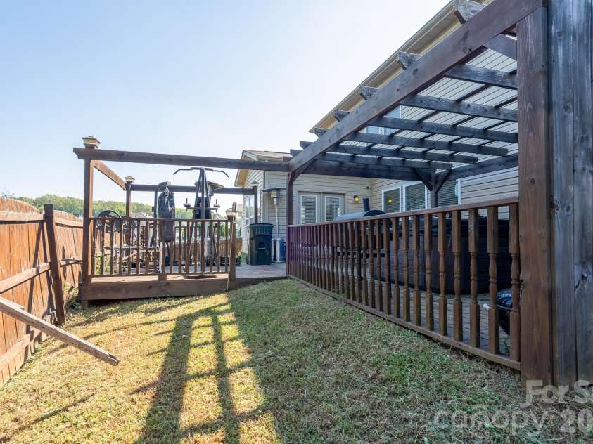 5214 Elementary View Drive, Charlotte, NC 28269.  MLS# CAR4432074, YatesRealty ID 58434. 
