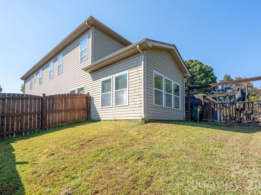 5214 Elementary View Drive, Charlotte, NC 28269.  MLS# CAR4432074, YatesRealty ID 58434. 