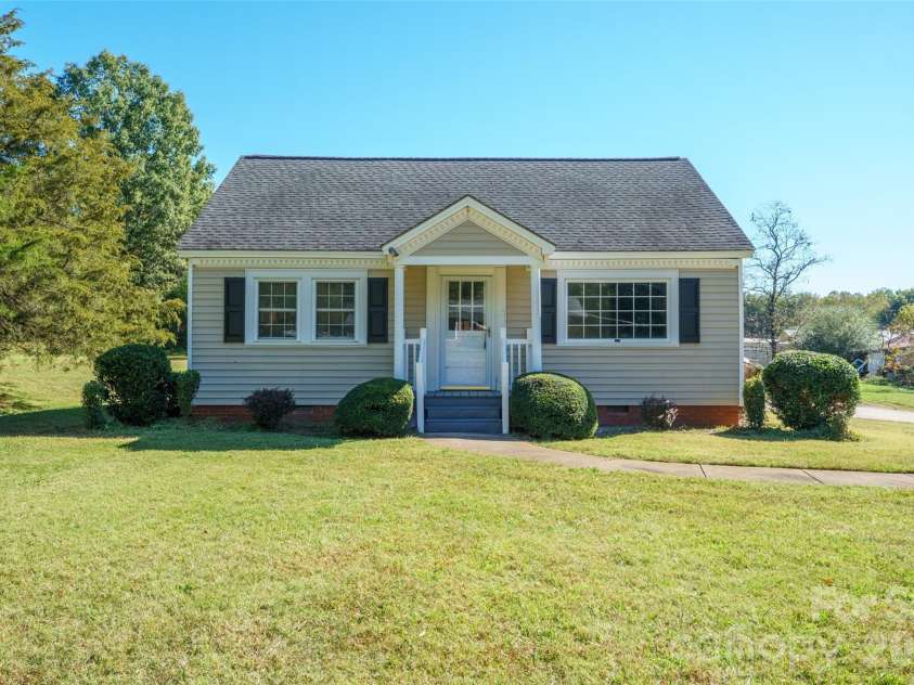 603 Westminster Drive, Statesville, NC 28677.  MLS# CAR4437621, YatesRealty ID 58436. 