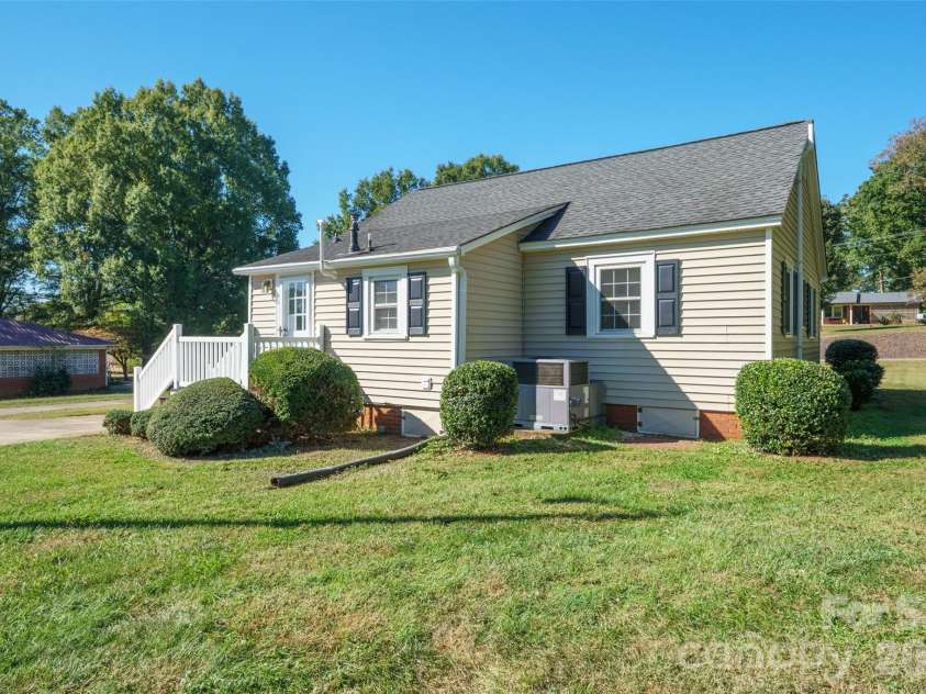 603 Westminster Drive, Statesville, NC 28677.  MLS# CAR4437621, YatesRealty ID 58436. 