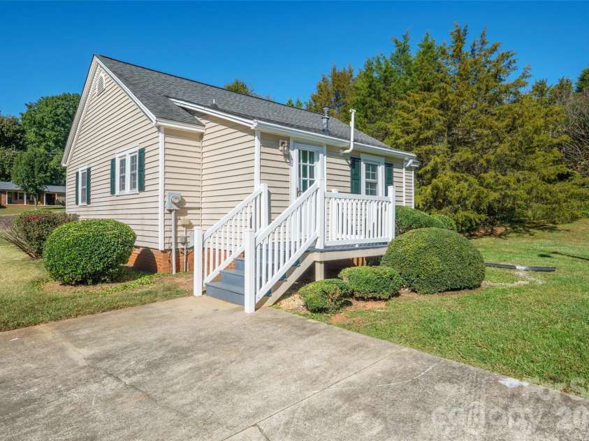 603 Westminster Drive, Statesville, NC 28677.  MLS# CAR4437621, YatesRealty ID 58436. 