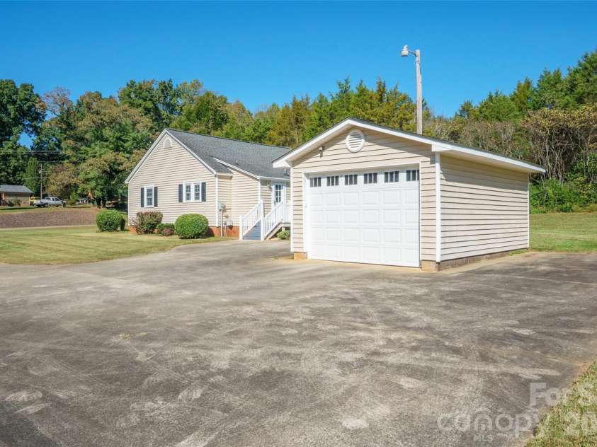 603 Westminster Drive, Statesville, NC 28677.  MLS# CAR4437621, YatesRealty ID 58436. 