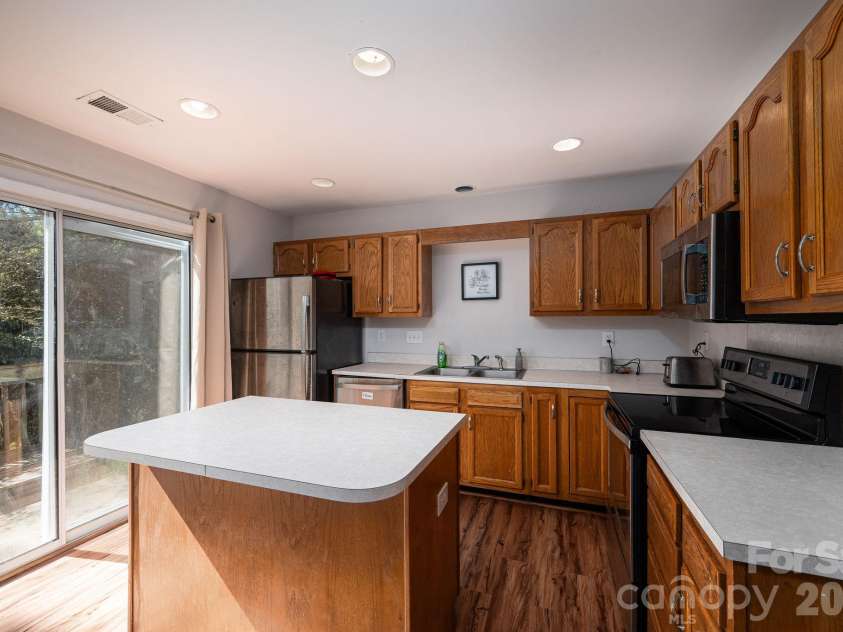 3250 Summercroft Loop, Charlotte, NC 28269.  MLS# CAR4437417, YatesRealty ID 58442. 