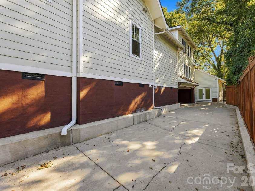 1623 Mint Street, Charlotte, NC 28203.  MLS# CAR4422880, YatesRealty ID 58445. 