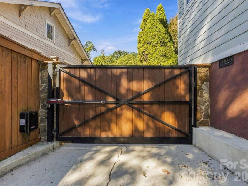 1623 Mint Street, Charlotte, NC 28203.  MLS# CAR4422880, YatesRealty ID 58445. 