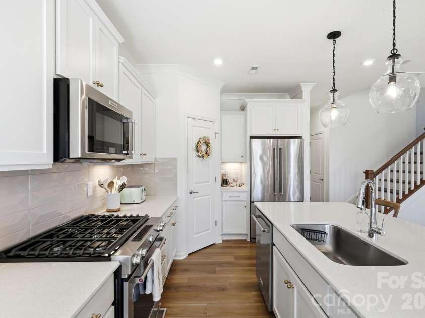 15506 Parkside Crossing Drive, Charlotte, NC 28278.  MLS# CAR4432312, YatesRealty ID 58449. 