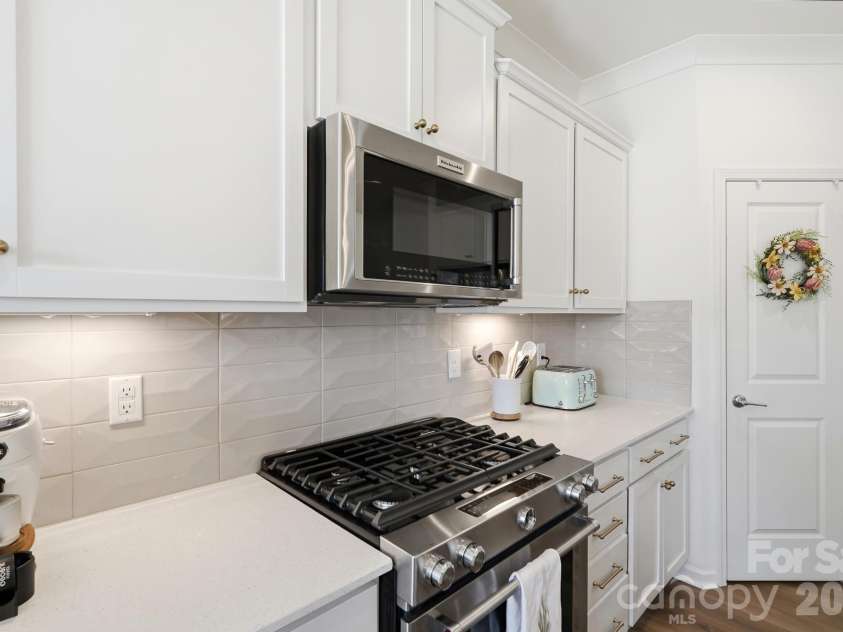 15506 Parkside Crossing Drive, Charlotte, NC 28278.  MLS# CAR4432312, YatesRealty ID 58449. 