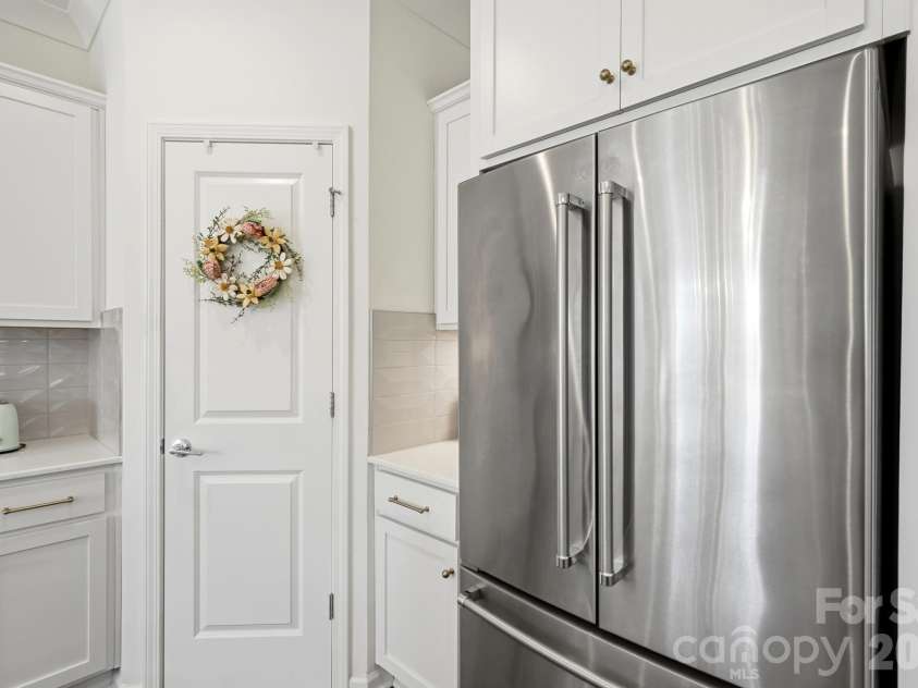 15506 Parkside Crossing Drive, Charlotte, NC 28278.  MLS# CAR4432312, YatesRealty ID 58449. 
