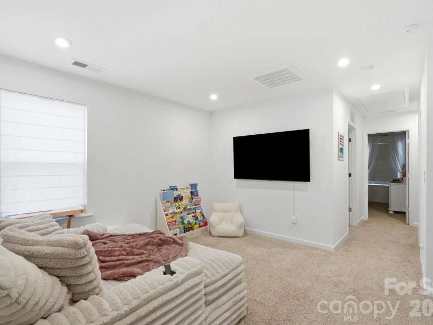 15506 Parkside Crossing Drive, Charlotte, NC 28278.  MLS# CAR4432312, YatesRealty ID 58449. 